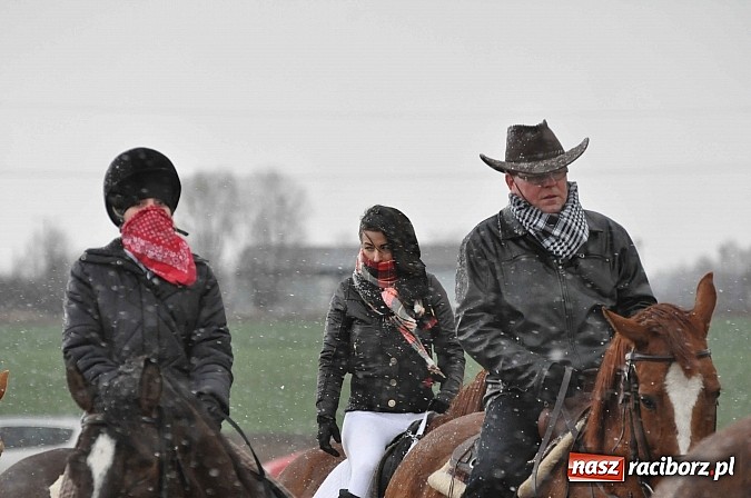 Zdjęcie w galerii na portalu naszraciborz.pl: W Pietrowicach Wielkich procesja szła chwilami w zamieci śnieżnej wiadomości z regionu