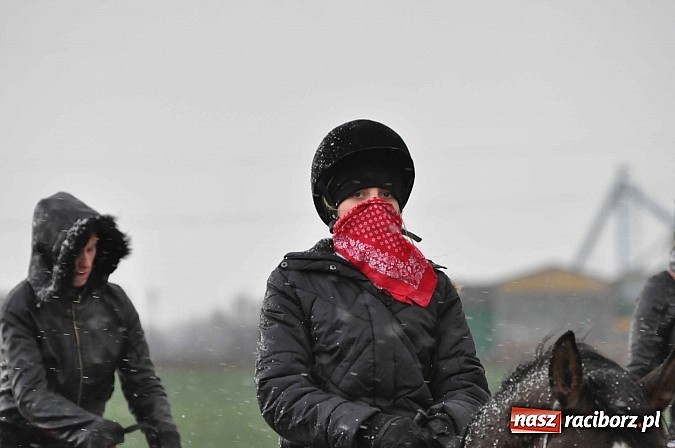 Zdjęcie w galerii na portalu naszraciborz.pl: W Pietrowicach Wielkich procesja szła chwilami w zamieci śnieżnej wiadomości z regionu