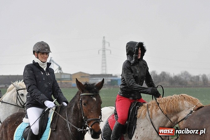Zdjęcie w galerii na portalu naszraciborz.pl: W Pietrowicach Wielkich procesja szła chwilami w zamieci śnieżnej wiadomości z regionu