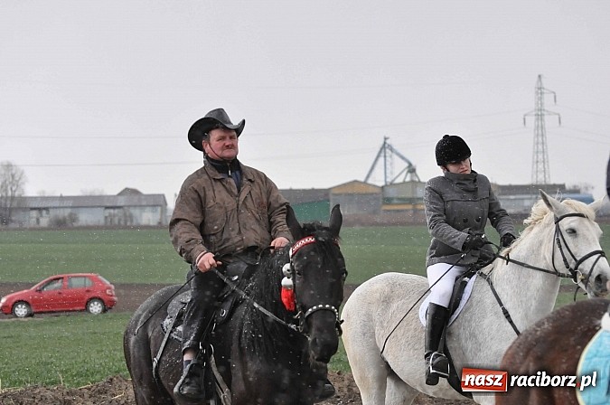 Zdjęcie w galerii na portalu naszraciborz.pl: W Pietrowicach Wielkich procesja szła chwilami w zamieci śnieżnej wiadomości z regionu