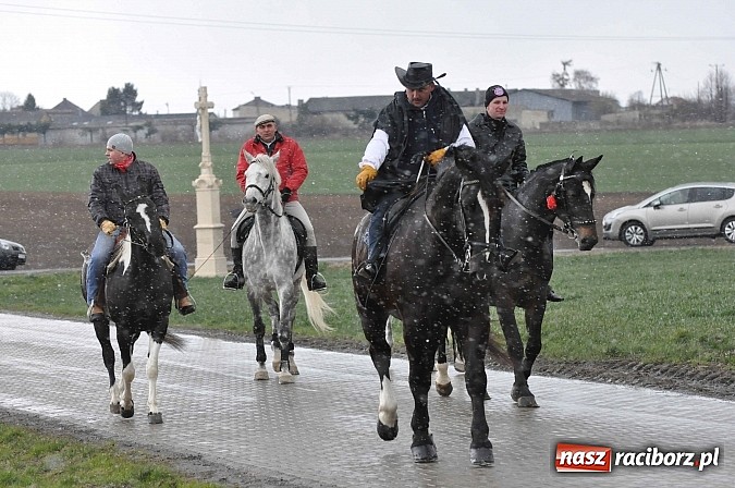 Zdjęcie w galerii na portalu naszraciborz.pl: W Pietrowicach Wielkich procesja szła chwilami w zamieci śnieżnej wiadomości z regionu