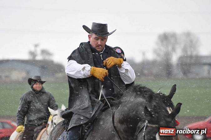 Zdjęcie w galerii na portalu naszraciborz.pl: W Pietrowicach Wielkich procesja szła chwilami w zamieci śnieżnej wiadomości z regionu
