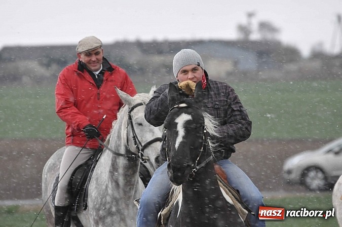 Zdjęcie w galerii na portalu naszraciborz.pl: W Pietrowicach Wielkich procesja szła chwilami w zamieci śnieżnej wiadomości z regionu