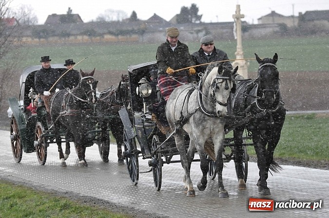 Zdjęcie w galerii na portalu naszraciborz.pl: W Pietrowicach Wielkich procesja szła chwilami w zamieci śnieżnej wiadomości z regionu