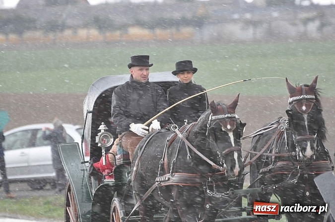 Zdjęcie w galerii na portalu naszraciborz.pl: W Pietrowicach Wielkich procesja szła chwilami w zamieci śnieżnej wiadomości z regionu