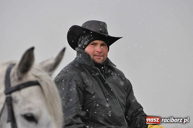 Zdjęcie w galerii na portalu naszraciborz.pl: W Pietrowicach Wielkich procesja szła chwilami w zamieci śnieżnej wiadomości z regionu
