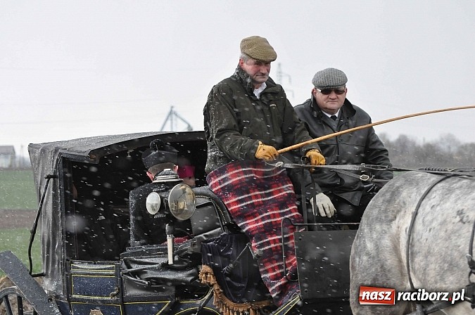 Zdjęcie w galerii na portalu naszraciborz.pl: W Pietrowicach Wielkich procesja szła chwilami w zamieci śnieżnej wiadomości z regionu