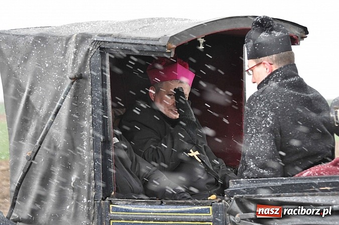 Zdjęcie w galerii na portalu naszraciborz.pl: W Pietrowicach Wielkich procesja szła chwilami w zamieci śnieżnej wiadomości z regionu