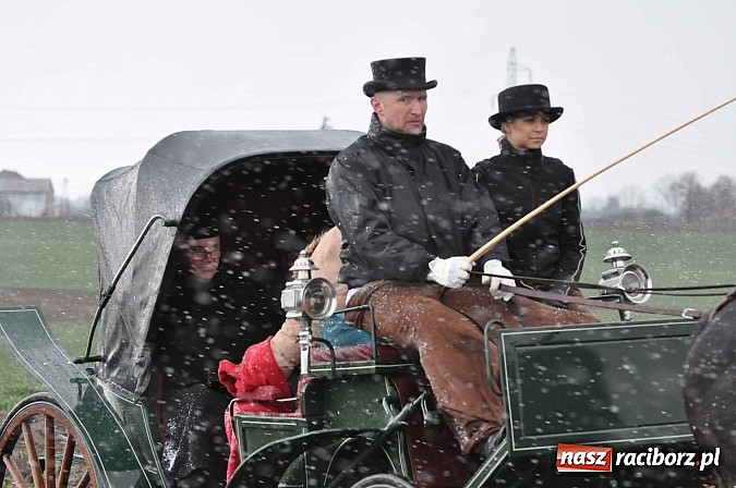 Zdjęcie w galerii na portalu naszraciborz.pl: W Pietrowicach Wielkich procesja szła chwilami w zamieci śnieżnej wiadomości z regionu