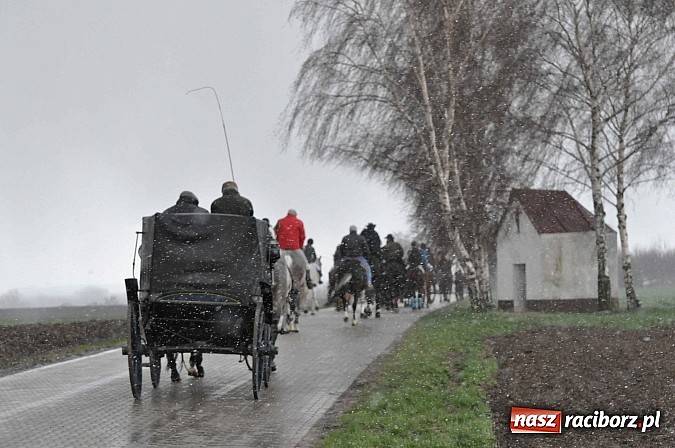 Zdjęcie w galerii na portalu naszraciborz.pl: W Pietrowicach Wielkich procesja szła chwilami w zamieci śnieżnej wiadomości z regionu