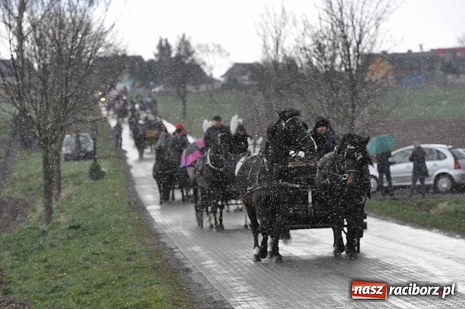 Zdjęcie w galerii na portalu naszraciborz.pl: W Pietrowicach Wielkich procesja szła chwilami w zamieci śnieżnej wiadomości z regionu