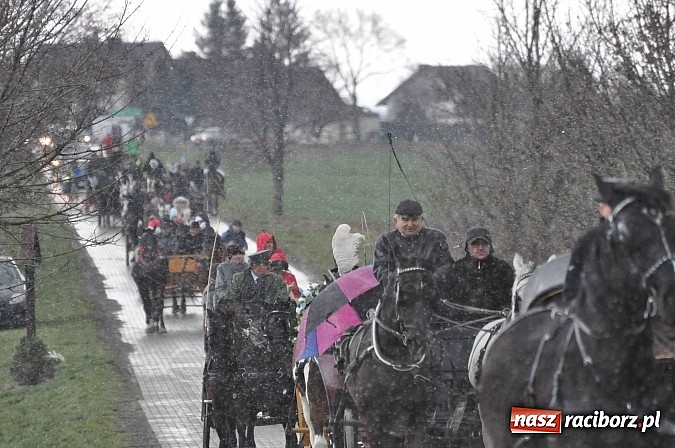 Zdjęcie w galerii na portalu naszraciborz.pl: W Pietrowicach Wielkich procesja szła chwilami w zamieci śnieżnej wiadomości z regionu