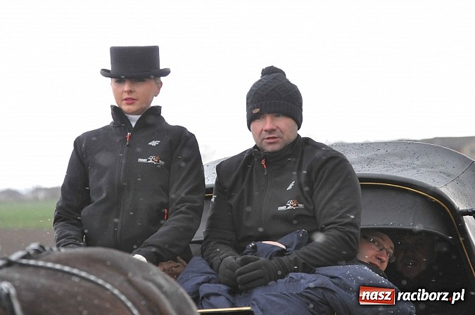 Zdjęcie w galerii na portalu naszraciborz.pl: W Pietrowicach Wielkich procesja szła chwilami w zamieci śnieżnej wiadomości z regionu