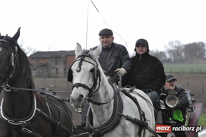 Zdjęcie w galerii na portalu naszraciborz.pl: W Pietrowicach Wielkich procesja szła chwilami w zamieci śnieżnej wiadomości z regionu