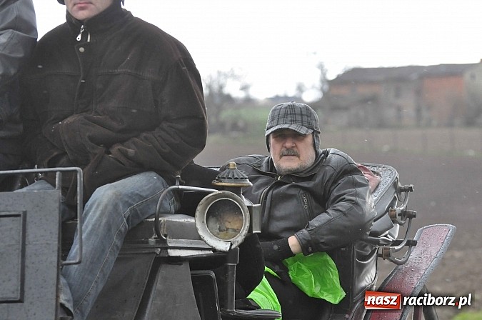 Zdjęcie w galerii na portalu naszraciborz.pl: W Pietrowicach Wielkich procesja szła chwilami w zamieci śnieżnej wiadomości z regionu