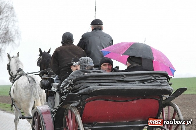 Zdjęcie w galerii na portalu naszraciborz.pl: W Pietrowicach Wielkich procesja szła chwilami w zamieci śnieżnej wiadomości z regionu