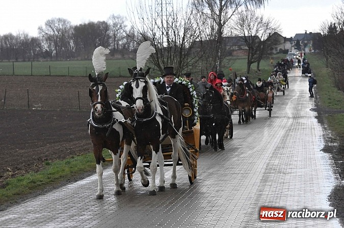 Zdjęcie w galerii na portalu naszraciborz.pl: W Pietrowicach Wielkich procesja szła chwilami w zamieci śnieżnej wiadomości z regionu