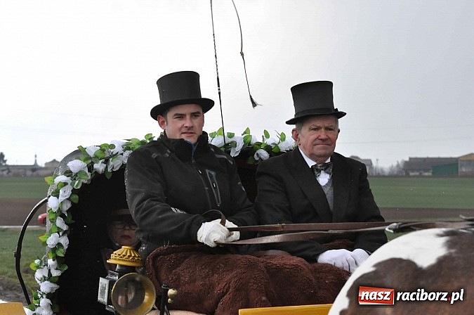Zdjęcie w galerii na portalu naszraciborz.pl: W Pietrowicach Wielkich procesja szła chwilami w zamieci śnieżnej wiadomości z regionu