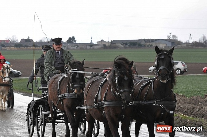 Zdjęcie w galerii na portalu naszraciborz.pl: W Pietrowicach Wielkich procesja szła chwilami w zamieci śnieżnej wiadomości z regionu