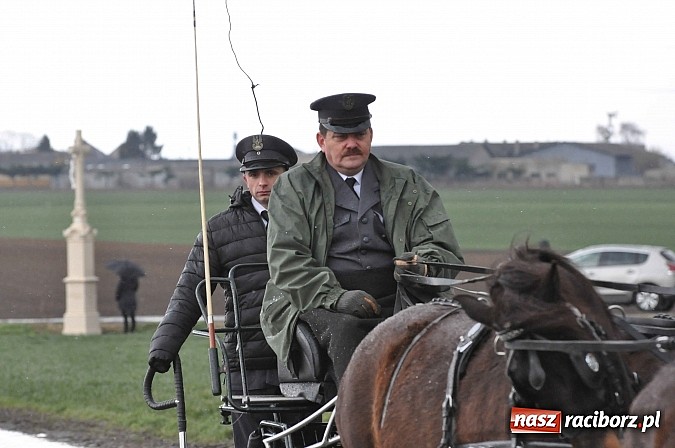 Zdjęcie w galerii na portalu naszraciborz.pl: W Pietrowicach Wielkich procesja szła chwilami w zamieci śnieżnej wiadomości z regionu