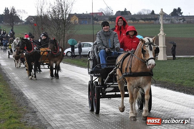 Zdjęcie w galerii na portalu naszraciborz.pl: W Pietrowicach Wielkich procesja szła chwilami w zamieci śnieżnej wiadomości z regionu