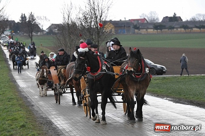 Zdjęcie w galerii na portalu naszraciborz.pl: W Pietrowicach Wielkich procesja szła chwilami w zamieci śnieżnej wiadomości z regionu