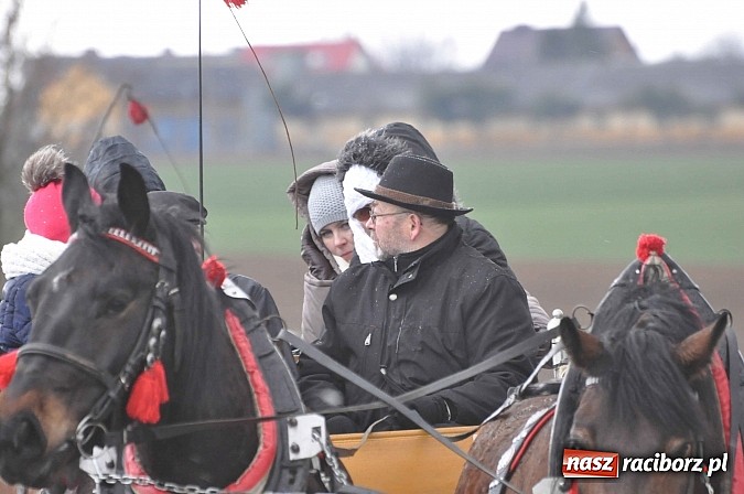 Zdjęcie w galerii na portalu naszraciborz.pl: W Pietrowicach Wielkich procesja szła chwilami w zamieci śnieżnej wiadomości z regionu