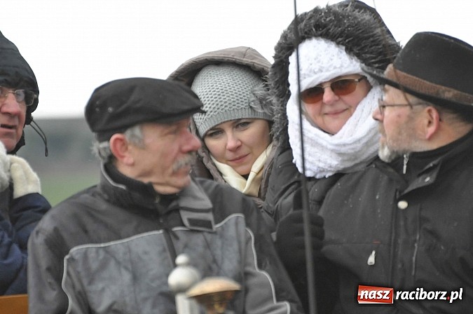 Zdjęcie w galerii na portalu naszraciborz.pl: W Pietrowicach Wielkich procesja szła chwilami w zamieci śnieżnej wiadomości z regionu