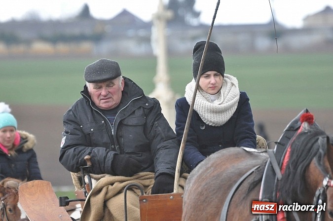Zdjęcie w galerii na portalu naszraciborz.pl: W Pietrowicach Wielkich procesja szła chwilami w zamieci śnieżnej wiadomości z regionu