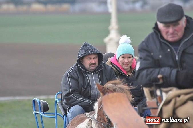 Zdjęcie w galerii na portalu naszraciborz.pl: W Pietrowicach Wielkich procesja szła chwilami w zamieci śnieżnej wiadomości z regionu