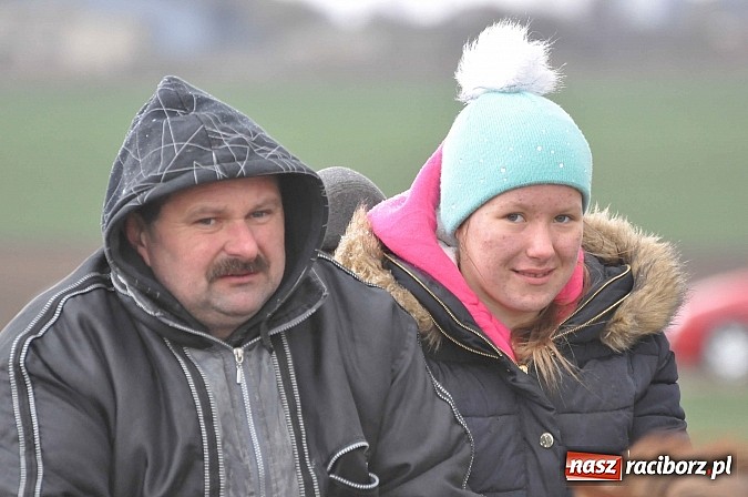 Zdjęcie w galerii na portalu naszraciborz.pl: W Pietrowicach Wielkich procesja szła chwilami w zamieci śnieżnej wiadomości z regionu