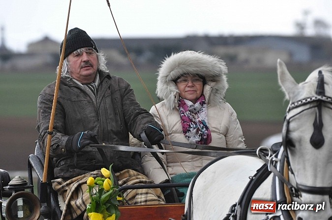 Zdjęcie w galerii na portalu naszraciborz.pl: W Pietrowicach Wielkich procesja szła chwilami w zamieci śnieżnej wiadomości z regionu
