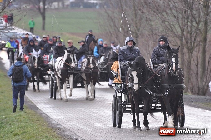 Zdjęcie w galerii na portalu naszraciborz.pl: W Pietrowicach Wielkich procesja szła chwilami w zamieci śnieżnej wiadomości z regionu