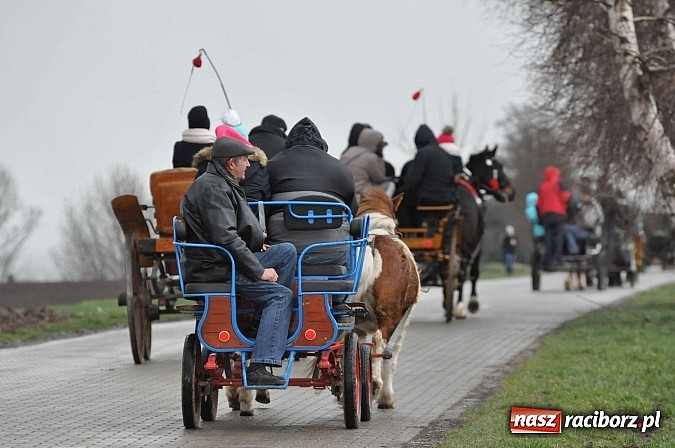 Zdjęcie w galerii na portalu naszraciborz.pl: W Pietrowicach Wielkich procesja szła chwilami w zamieci śnieżnej wiadomości z regionu
