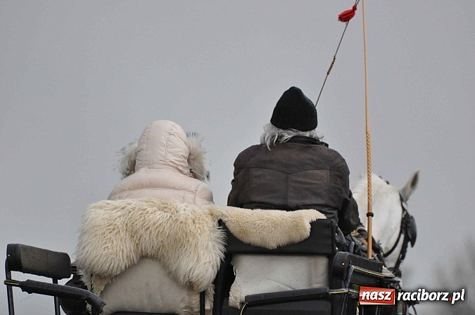 Zdjęcie w galerii na portalu naszraciborz.pl: W Pietrowicach Wielkich procesja szła chwilami w zamieci śnieżnej wiadomości z regionu