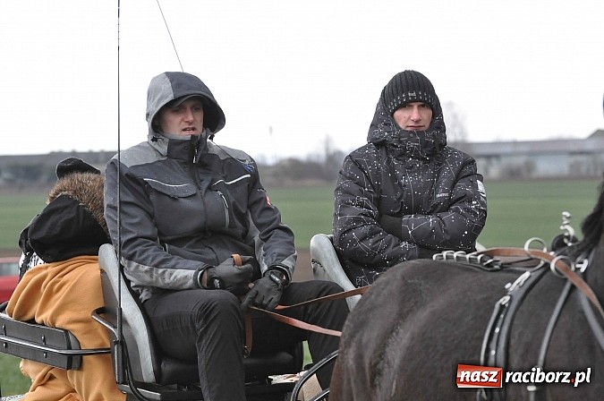 Zdjęcie w galerii na portalu naszraciborz.pl: W Pietrowicach Wielkich procesja szła chwilami w zamieci śnieżnej wiadomości z regionu