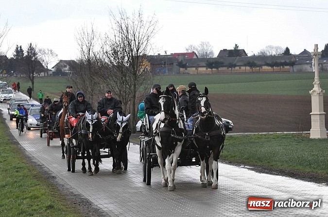 Zdjęcie w galerii na portalu naszraciborz.pl: W Pietrowicach Wielkich procesja szła chwilami w zamieci śnieżnej wiadomości z regionu