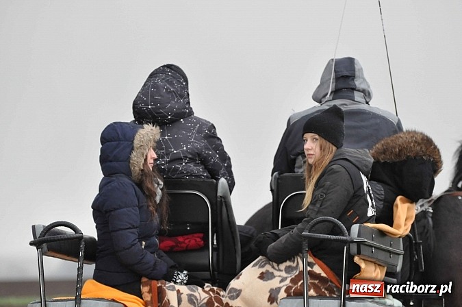 Zdjęcie w galerii na portalu naszraciborz.pl: W Pietrowicach Wielkich procesja szła chwilami w zamieci śnieżnej wiadomości z regionu