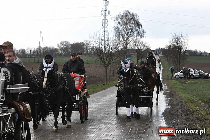 Zdjęcie w galerii na portalu naszraciborz.pl: W Pietrowicach Wielkich procesja szła chwilami w zamieci śnieżnej wiadomości z regionu