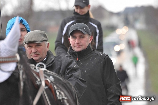 Zdjęcie w galerii na portalu naszraciborz.pl: W Pietrowicach Wielkich procesja szła chwilami w zamieci śnieżnej wiadomości z regionu