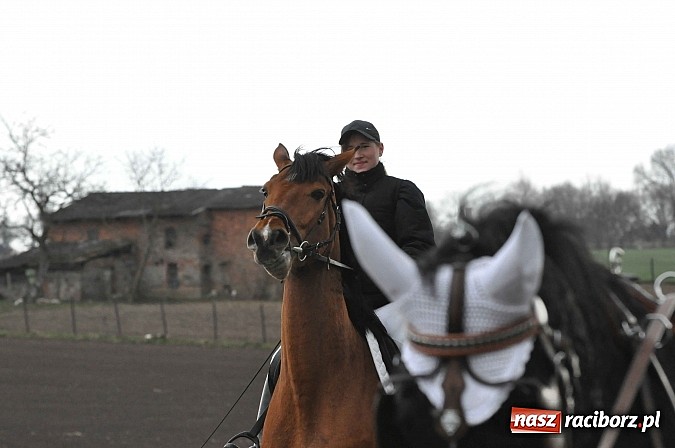 Zdjęcie w galerii na portalu naszraciborz.pl: W Pietrowicach Wielkich procesja szła chwilami w zamieci śnieżnej wiadomości z regionu