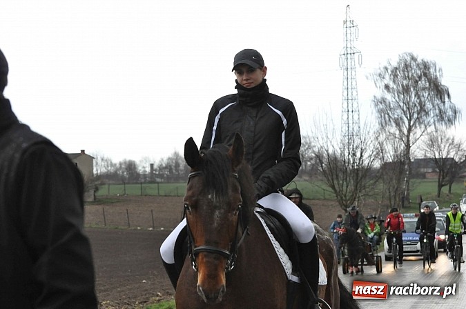 Zdjęcie w galerii na portalu naszraciborz.pl: W Pietrowicach Wielkich procesja szła chwilami w zamieci śnieżnej wiadomości z regionu