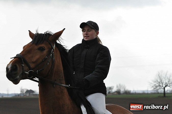 Zdjęcie w galerii na portalu naszraciborz.pl: W Pietrowicach Wielkich procesja szła chwilami w zamieci śnieżnej wiadomości z regionu
