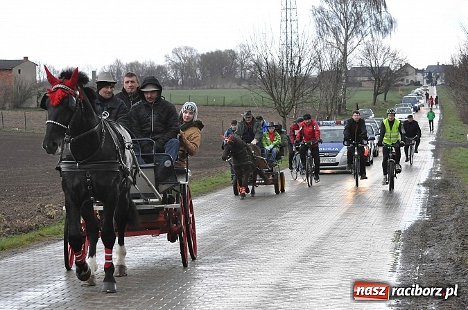 Zdjęcie w galerii na portalu naszraciborz.pl: W Pietrowicach Wielkich procesja szła chwilami w zamieci śnieżnej wiadomości z regionu
