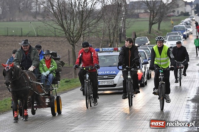 Zdjęcie w galerii na portalu naszraciborz.pl: W Pietrowicach Wielkich procesja szła chwilami w zamieci śnieżnej wiadomości z regionu