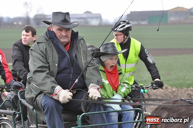Zdjęcie w galerii na portalu naszraciborz.pl: W Pietrowicach Wielkich procesja szła chwilami w zamieci śnieżnej wiadomości z regionu
