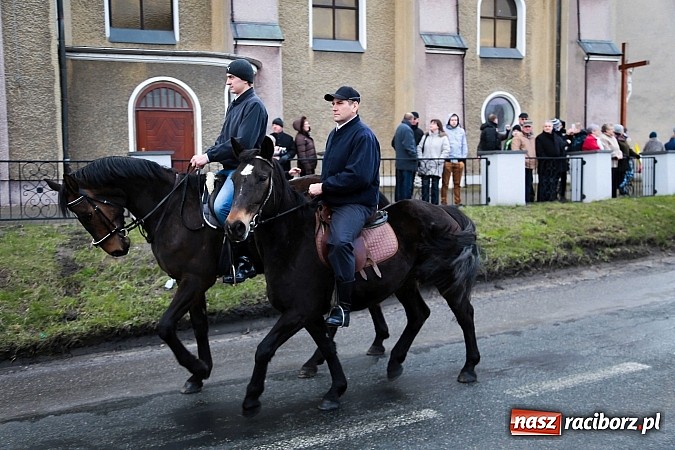 Zdjęcie w galerii na portalu naszraciborz.pl: W Pietrowicach Wielkich procesja szła chwilami w zamieci śnieżnej wiadomości z regionu