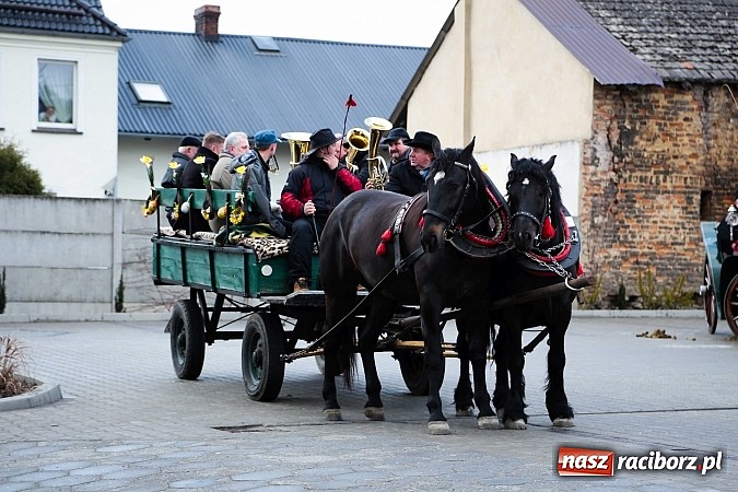 Zdjęcie w galerii na portalu naszraciborz.pl: W Pietrowicach Wielkich procesja szła chwilami w zamieci śnieżnej wiadomości z regionu