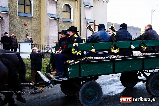 Zdjęcie w galerii na portalu naszraciborz.pl: W Pietrowicach Wielkich procesja szła chwilami w zamieci śnieżnej wiadomości z regionu