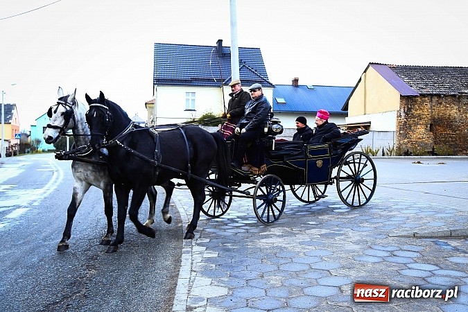 Zdjęcie w galerii na portalu naszraciborz.pl: W Pietrowicach Wielkich procesja szła chwilami w zamieci śnieżnej wiadomości z regionu